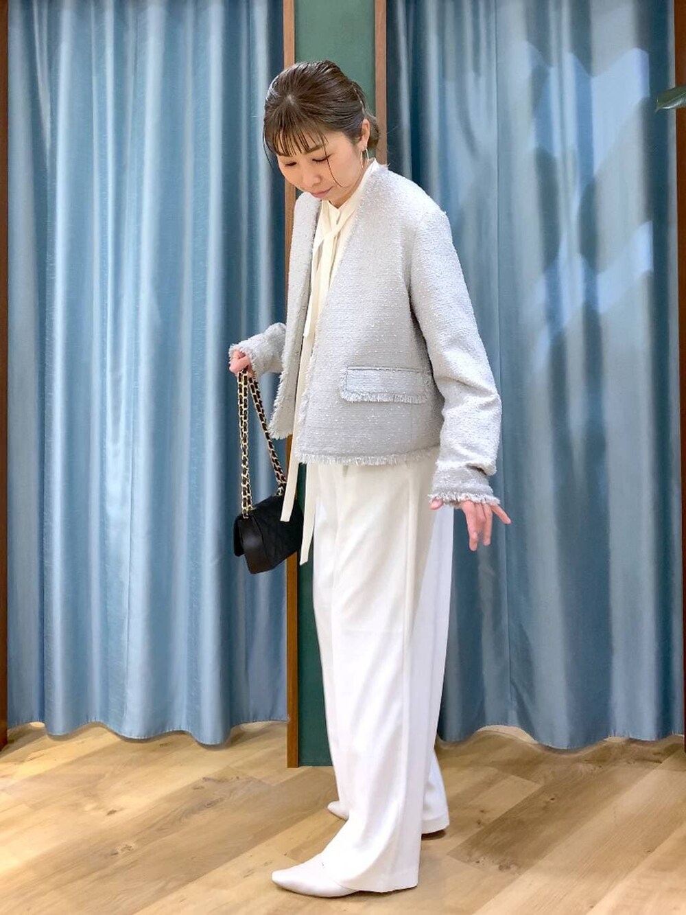 ホワイト系のその他パンツ、ホワイト系のシャツ/ブラウス、グレー系のノーカラージャケットを着用したレディースの冬コーディネートの3枚目の写真