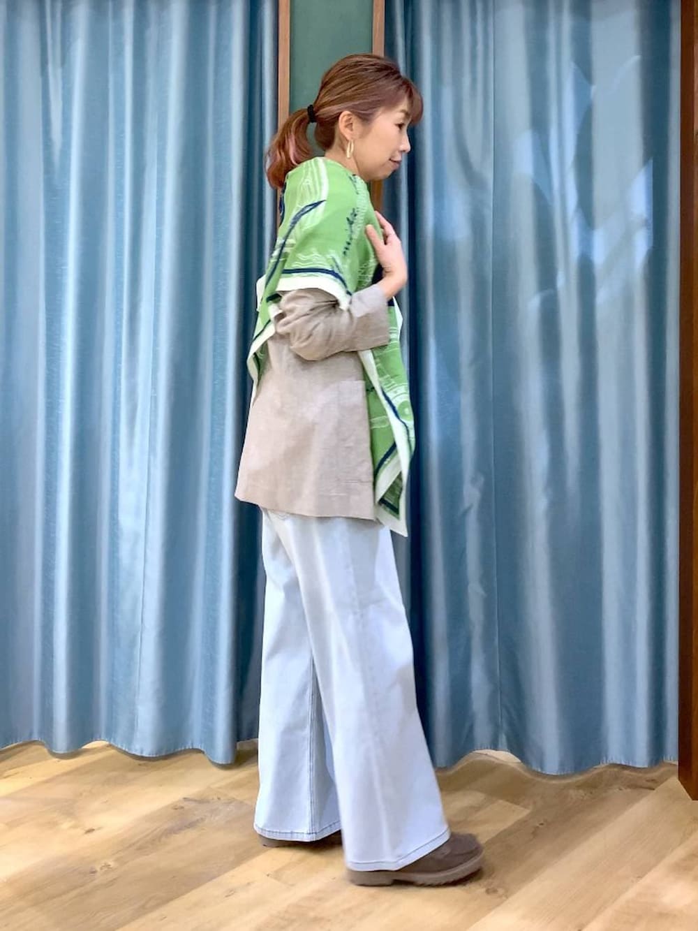 グレー系のローファー、ブルー系のデニムパンツ、ベージュ系のテーラードジャケットを着用したレディースの春コーディネートの6枚目の写真