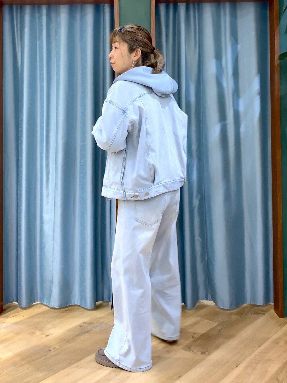 グレー系のローファー、ブルー系のデニムパンツ、ブルー系のデニムジャケットを着用したレディースの春コーディネートの6枚目の写真