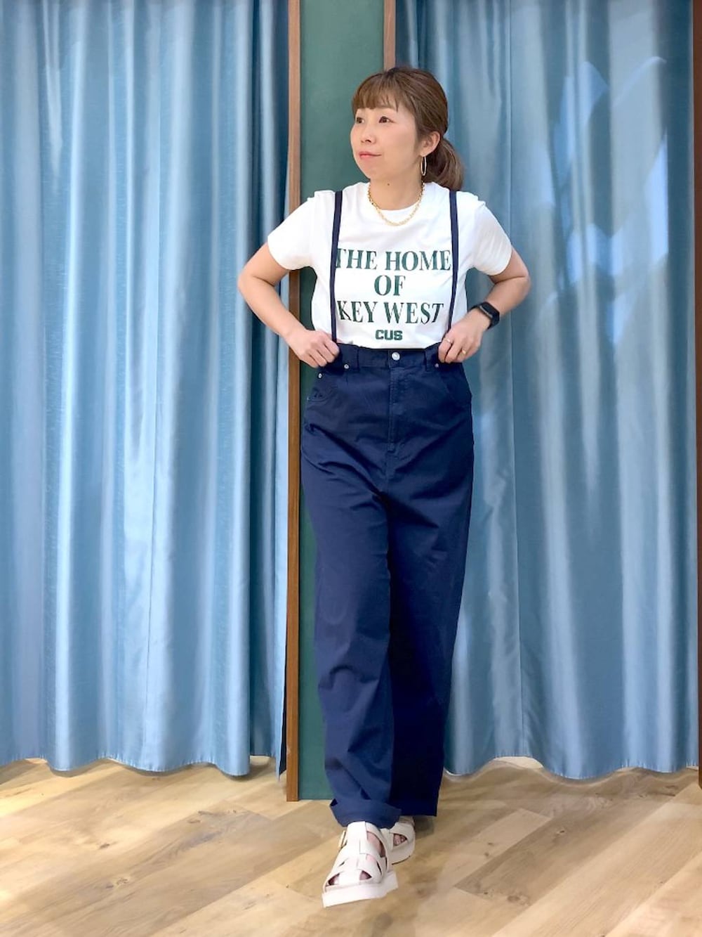 ホワイト系のTシャツ/カットソー、ブルー系のその他パンツ、ベージュ系のサンダルを着用したレディースの春コーディネートの2枚目の写真