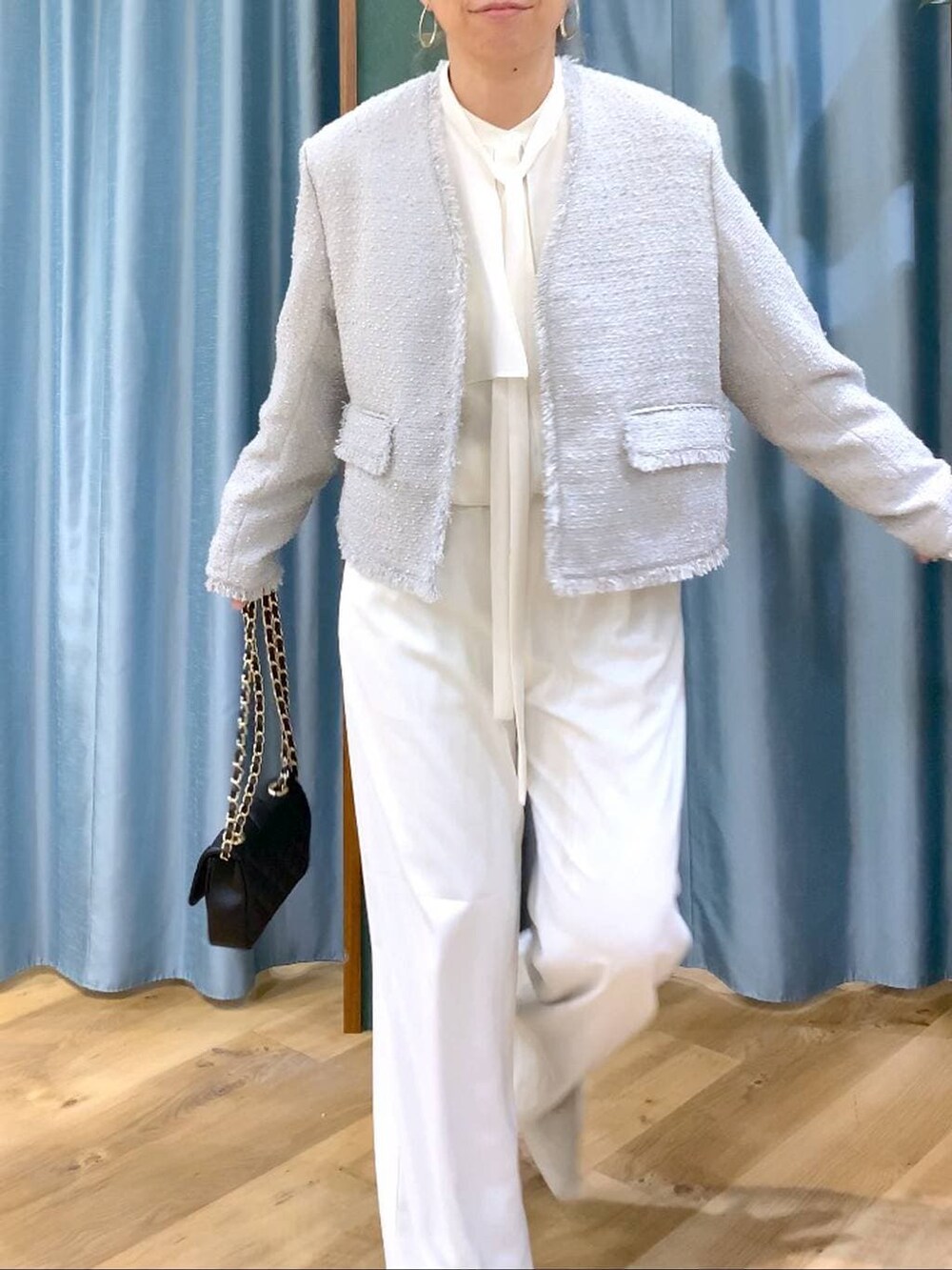 ホワイト系のその他パンツ、ホワイト系のシャツ/ブラウス、グレー系のノーカラージャケットを着用したレディースの冬コーディネートの7枚目の写真
