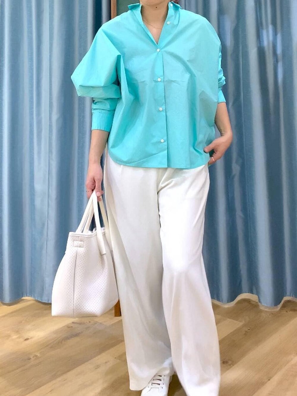 ホワイト系のスラックス、ブルー系のシャツ/ブラウス、ブラウン系のスニーカーを着用したレディースの春コーディネートの7枚目の写真