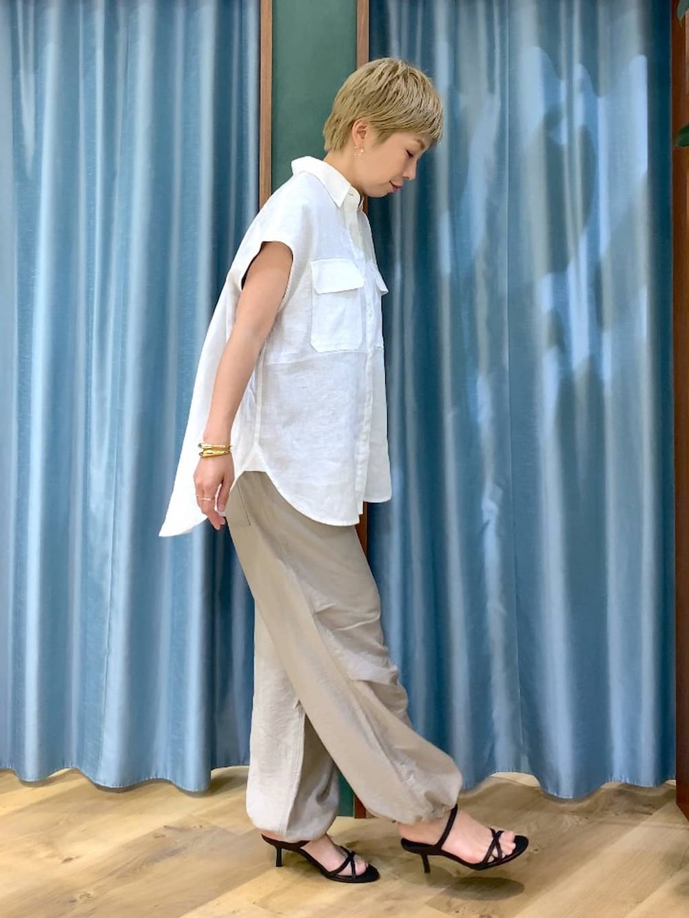 ブラック系のサンダル、ベージュ系のその他パンツ、ブラウン系のTシャツ/カットソーを着用したレディースの夏コーディネートの2枚目の写真