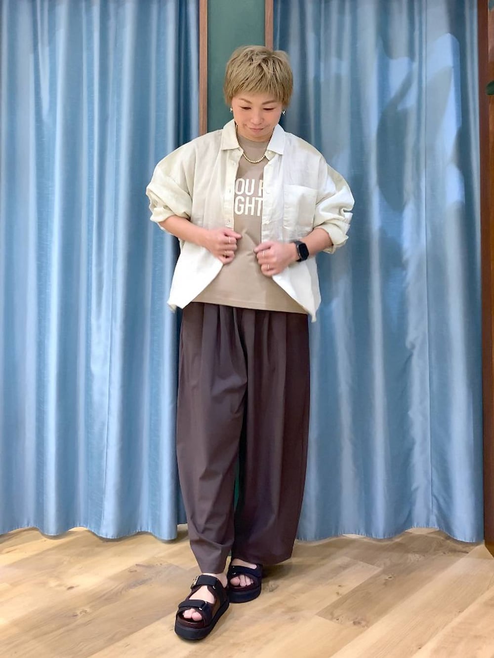 ブラウン系のその他パンツ、ベージュ系のシャツ/ブラウス、ベージュ系のTシャツ/カットソーを着用したレディースの夏コーディネートの2枚目の写真