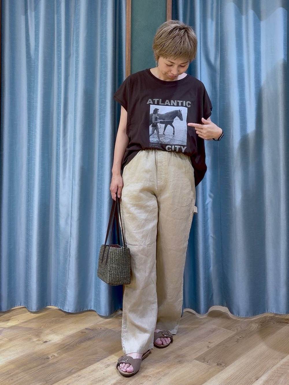 ブラウン系のTシャツ/カットソー、ベージュ系のその他パンツ、ブラウン系のサンダルを着用したレディースの夏コーディネートの2枚目の写真