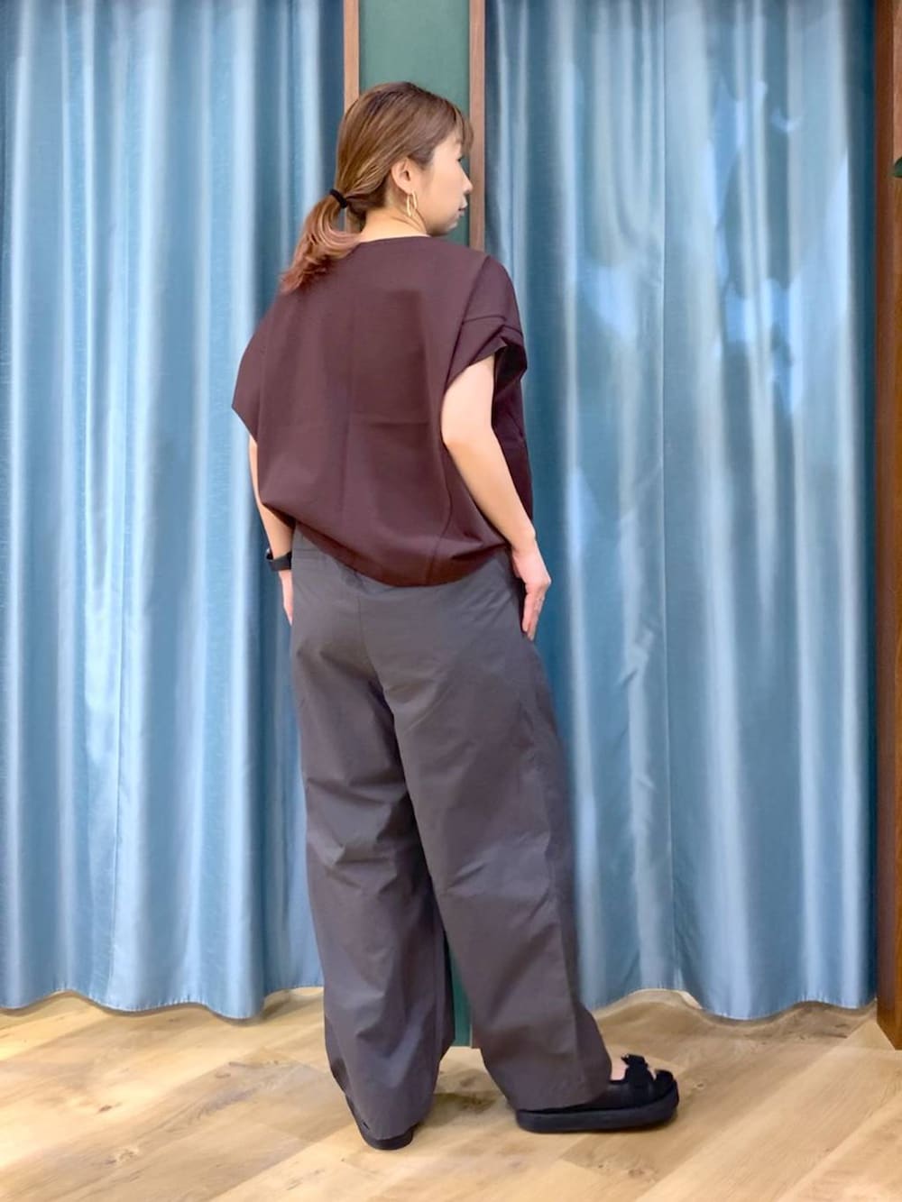 グレー系のその他パンツ、ブラウン系のTシャツ/カットソー、ブラック系のサンダルを着用したレディースの春コーディネートの4枚目の写真