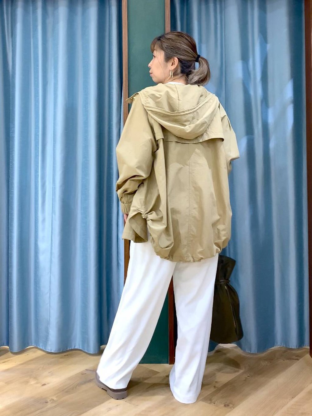 ホワイト系のその他パンツ、グレー系のローファー、ベージュ系のマウンテンパーカーを着用したレディースの春コーディネートの4枚目の写真