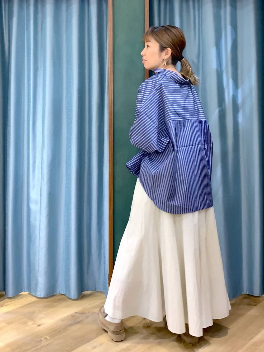 ベージュ系のローファー、ホワイト系のスカート、ブルー系のシャツ/ブラウスを着用したレディースの春コーディネートの5枚目の写真