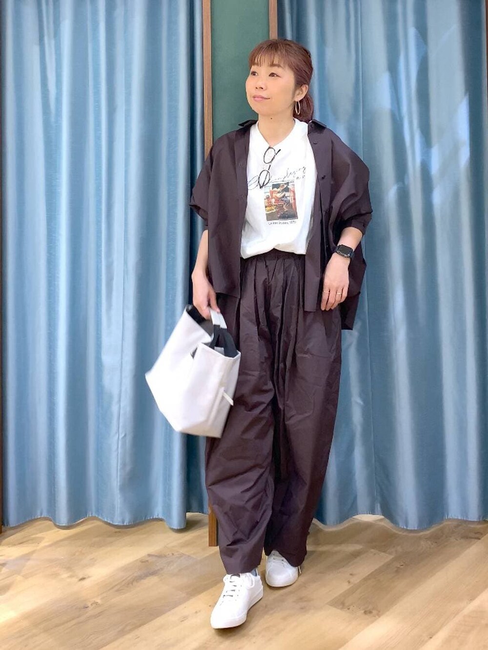 ブラウン系のその他パンツ、ブラウン系のスニーカー、ホワイト系のトートバッグを着用したレディースの春コーディネートの3枚目の写真