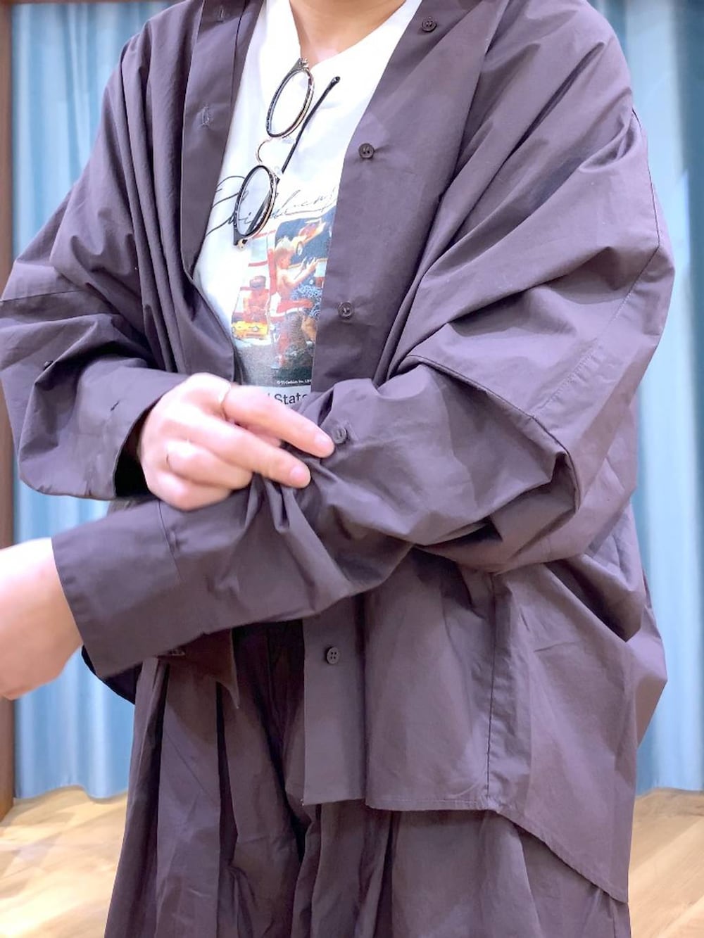 ブラウン系のその他パンツ、ブラウン系のスニーカー、ホワイト系のトートバッグを着用したレディースの春コーディネートの7枚目の写真