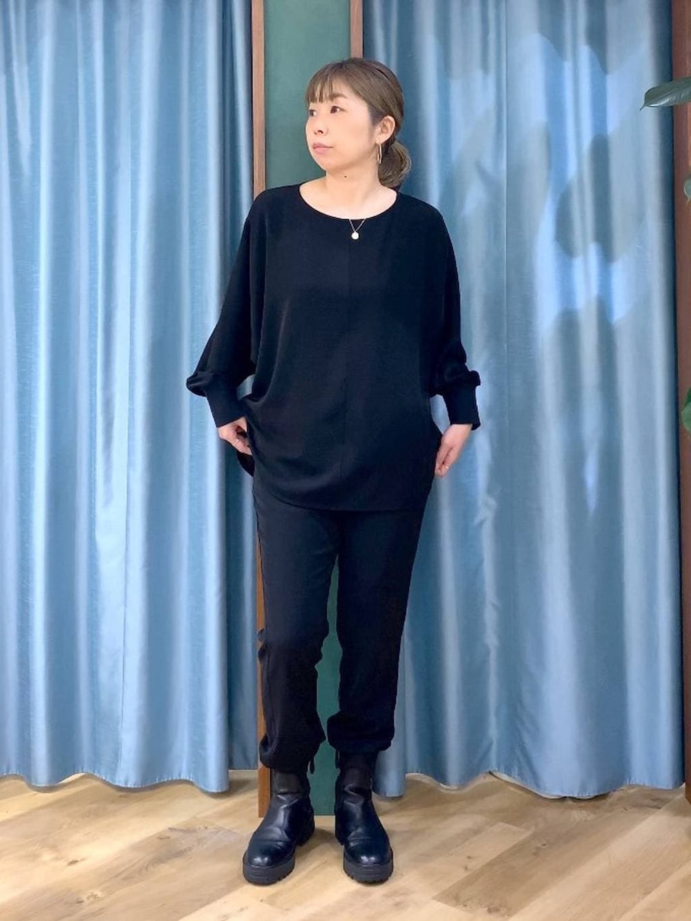 ブラック系のブーツ、ブラック系のTシャツ/カットソー、ブラック系のその他パンツを着用したレディースの冬コーディネートの9枚目の写真