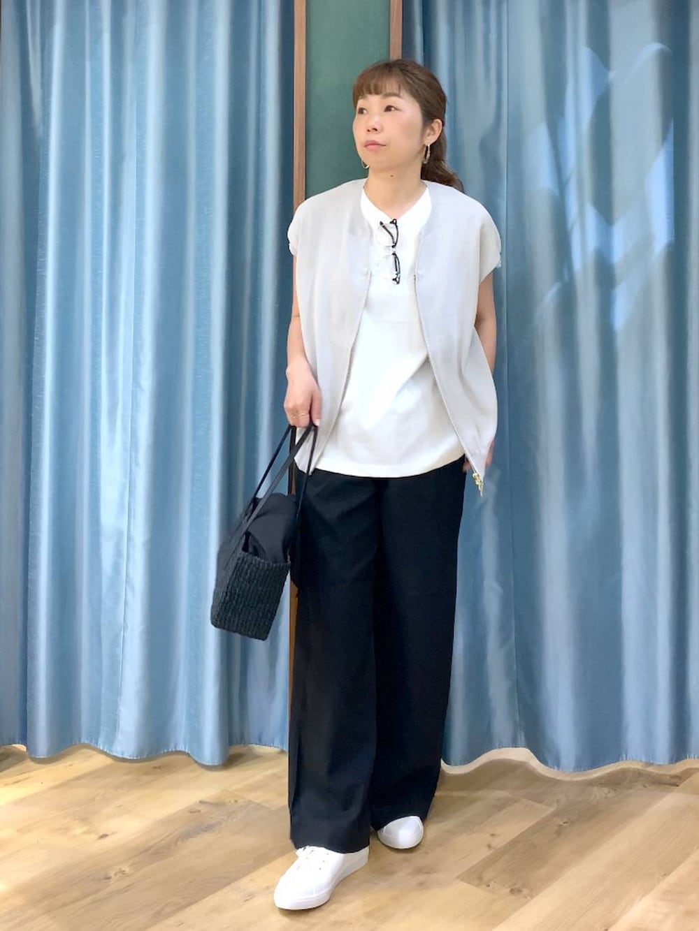 ホワイト系のTシャツ/カットソー、グレー系のニット/セーター、ブラック系のその他パンツを着用したレディースの春コーディネートの3枚目の写真