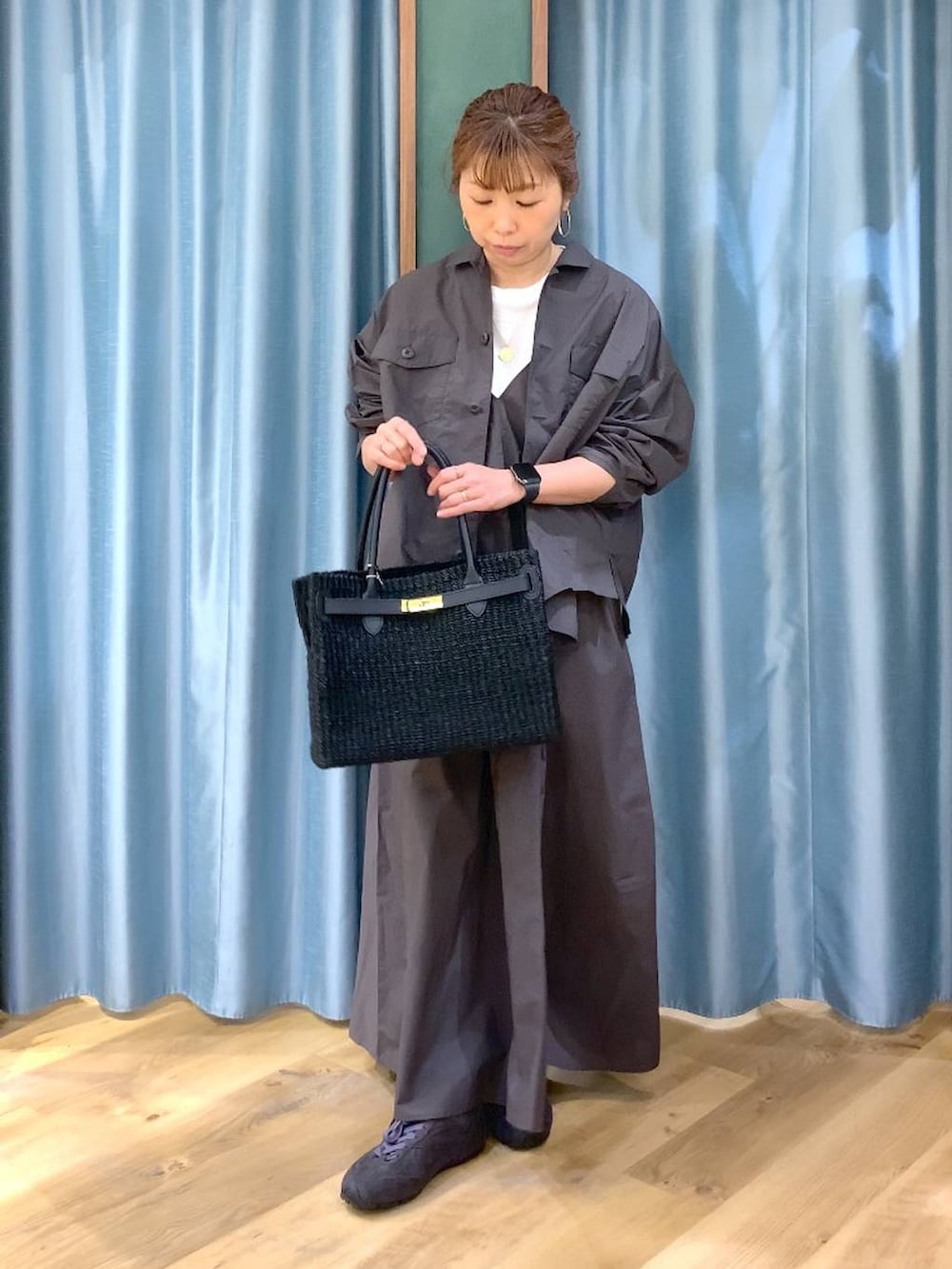 グレー系のシャツ/ブラウス、ホワイト系のTシャツ/カットソー、グレー系のスニーカーを着用したレディースの春コーディネートの3枚目の写真