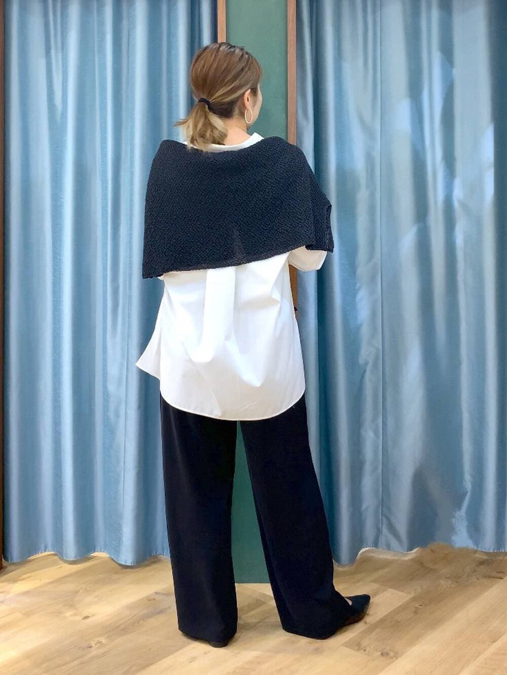 ブラック系のスラックス、ブラック系のカーディガン/ボレロ、ブラック系のパンプスを着用したレディースの春コーディネートの4枚目の写真