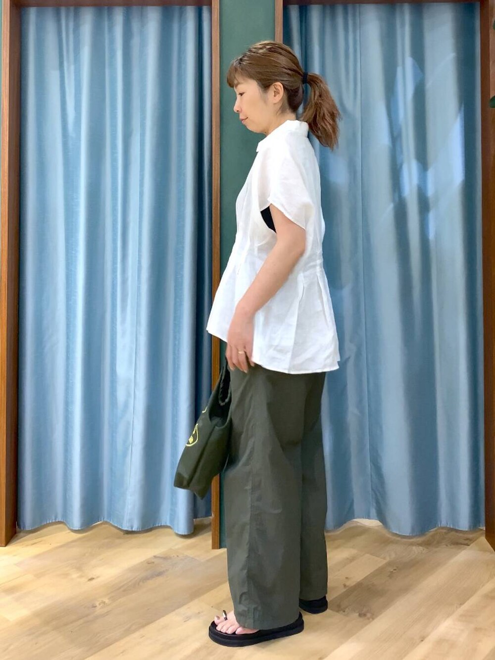 グリーン系のその他パンツ、ホワイト系のシャツ/ブラウス、ブラック系のサンダルを着用したレディースの春コーディネートの5枚目の写真