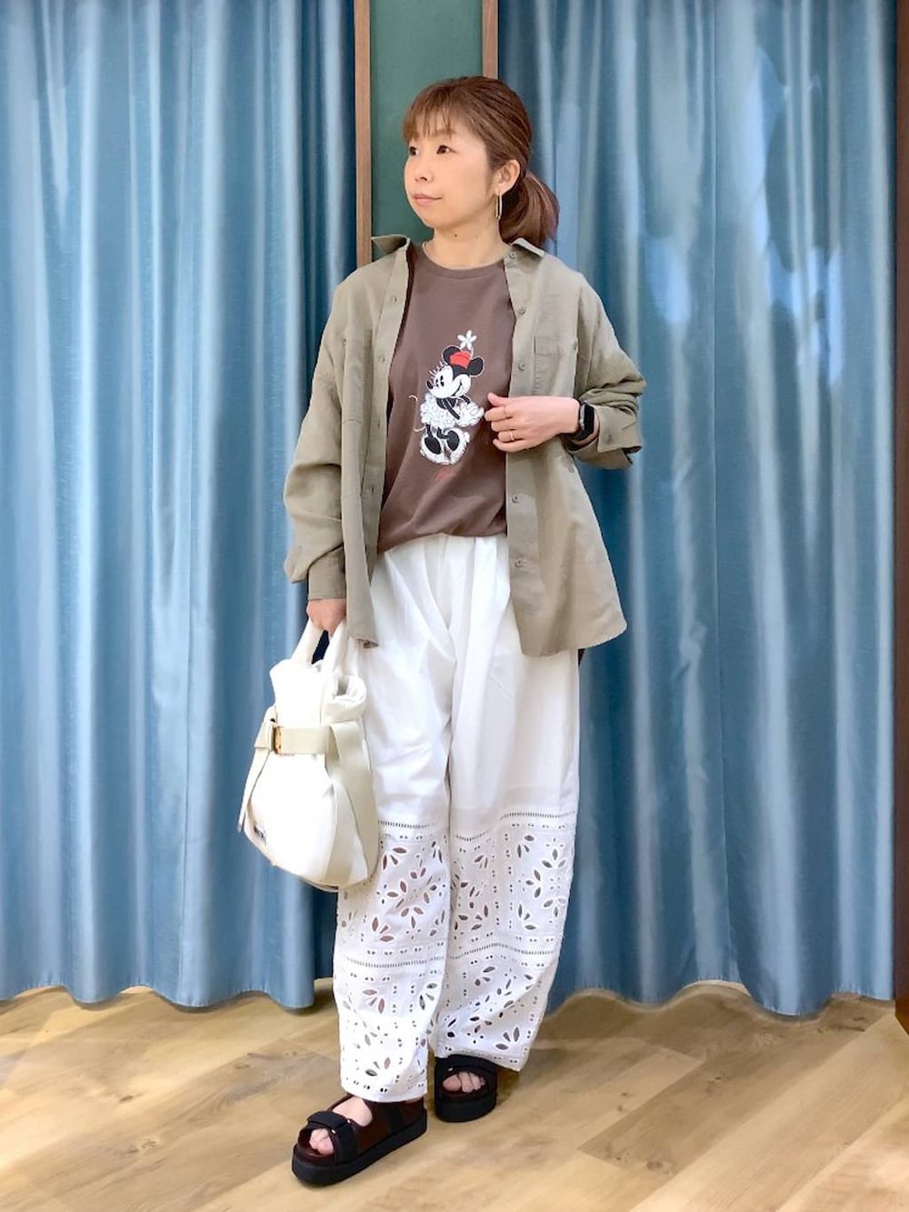 グリーン系のシャツ/ブラウス、ベージュ系のTシャツ/カットソー、ホワイト系のその他パンツを着用したレディースの春コーディネートの3枚目の写真