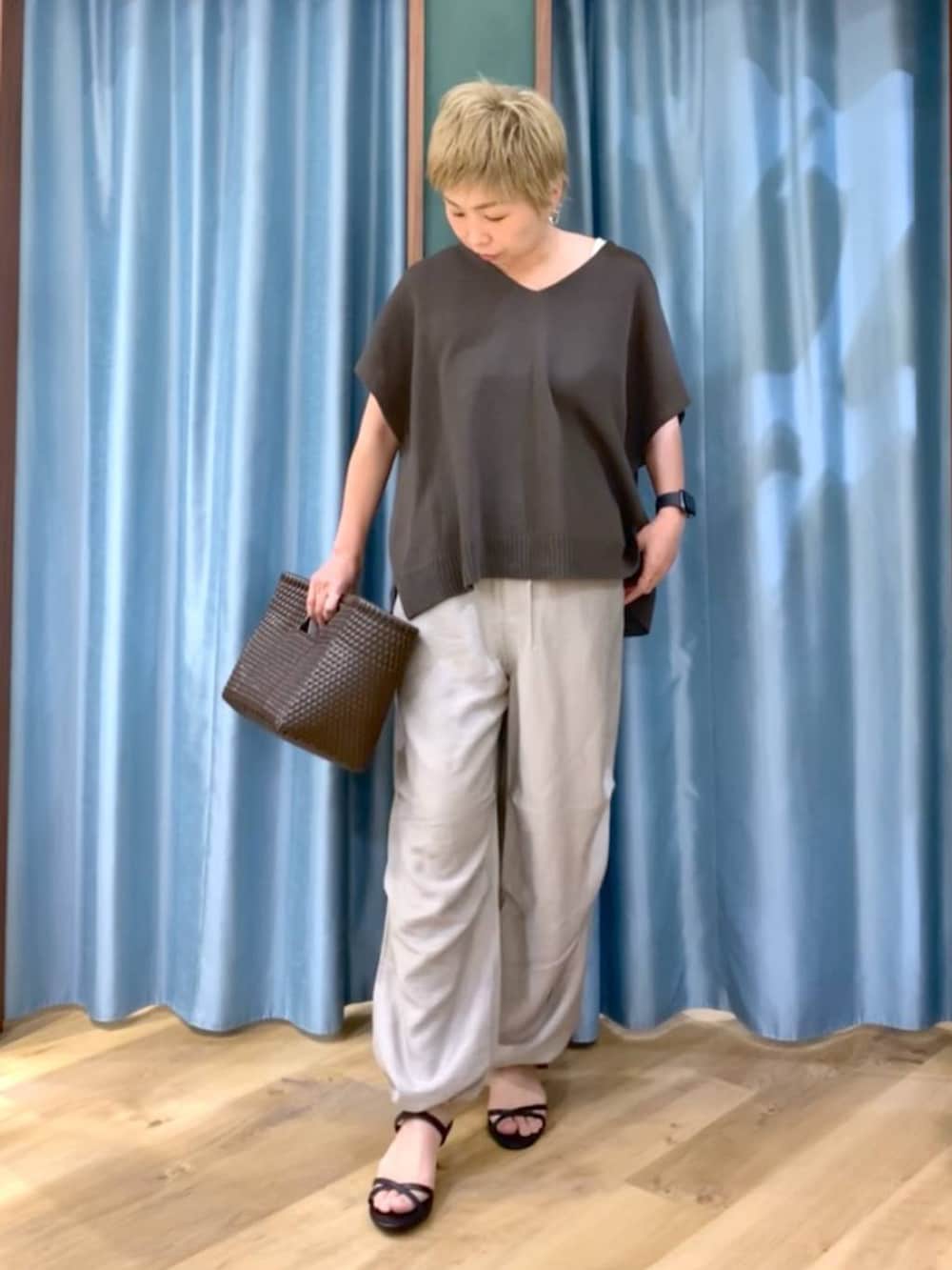 ブラック系のサンダル、ベージュ系のその他パンツ、ブラウン系のハンドバッグを着用したレディースの夏コーディネートの3枚目の写真