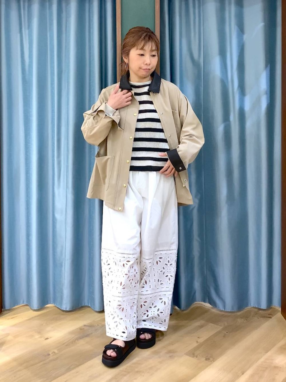 ベージュ系のカバーオール、ベージュ系のニット/セーター、ホワイト系のその他パンツを着用したレディースの春コーディネートの3枚目の写真