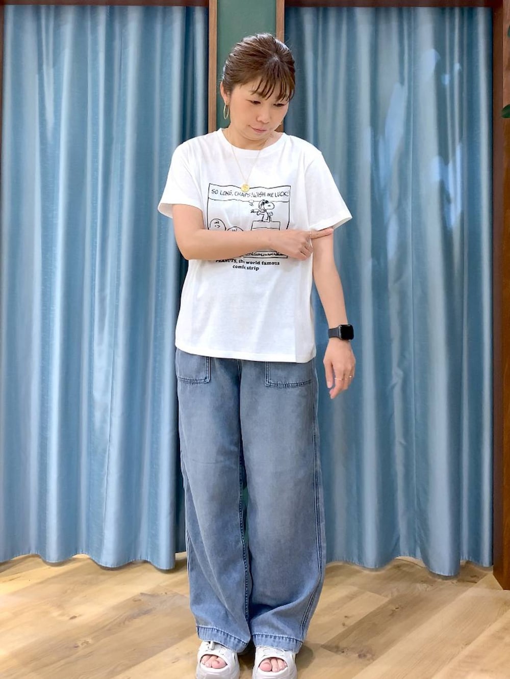 ブルー系のトートバッグ、ブルー系のデニムパンツ、ベージュ系のブルゾンを着用したレディースの春コーディネートの5枚目の写真
