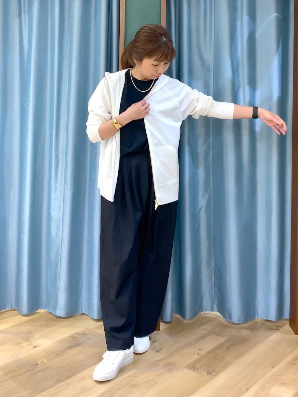 ブラック系のTシャツ/カットソー、ホワイト系のパーカー、ブラック系のその他パンツを着用したレディースの春コーディネートの3枚目の写真