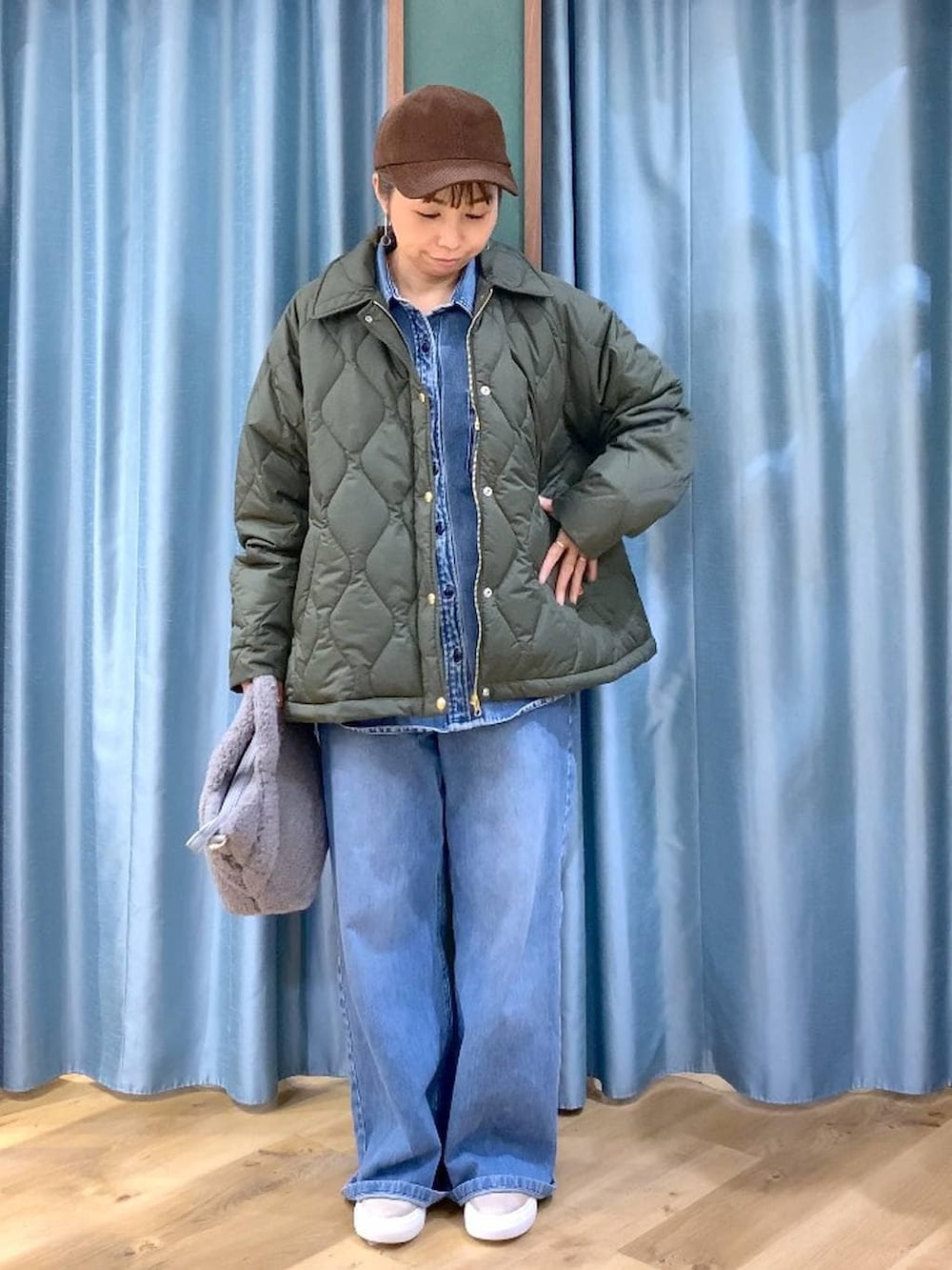 ブルー系のシャツ/ブラウス、ブルー系のデニムパンツ、グリーン系のブルゾンを着用したレディースの冬コーディネートの5枚目の写真