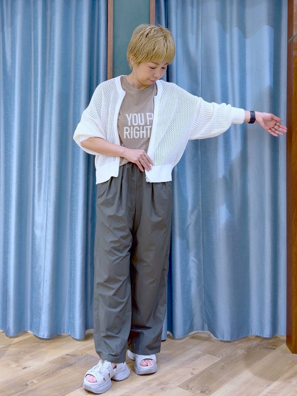 グリーン系のその他パンツ、グレー系のサンダル、ホワイト系のカーディガン/ボレロを着用したレディースの夏コーディネートの4枚目の写真
