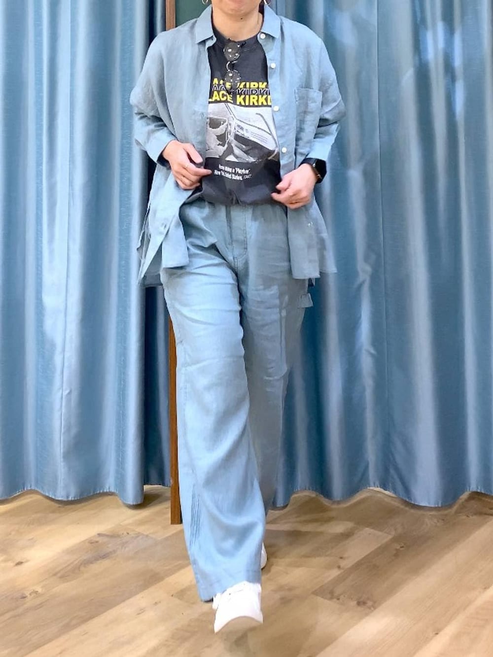 グリーン系のシャツ/ブラウス、グリーン系のその他パンツ、グレー系のTシャツ/カットソーを着用したレディースの春コーディネートの7枚目の写真