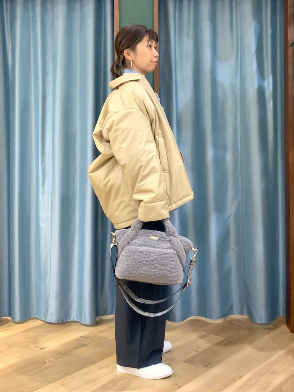 ベージュ系のブルゾン、ブルー系のシャツ/ブラウス、グレー系のスラックスを着用したレディースの秋コーディネートの5枚目の写真