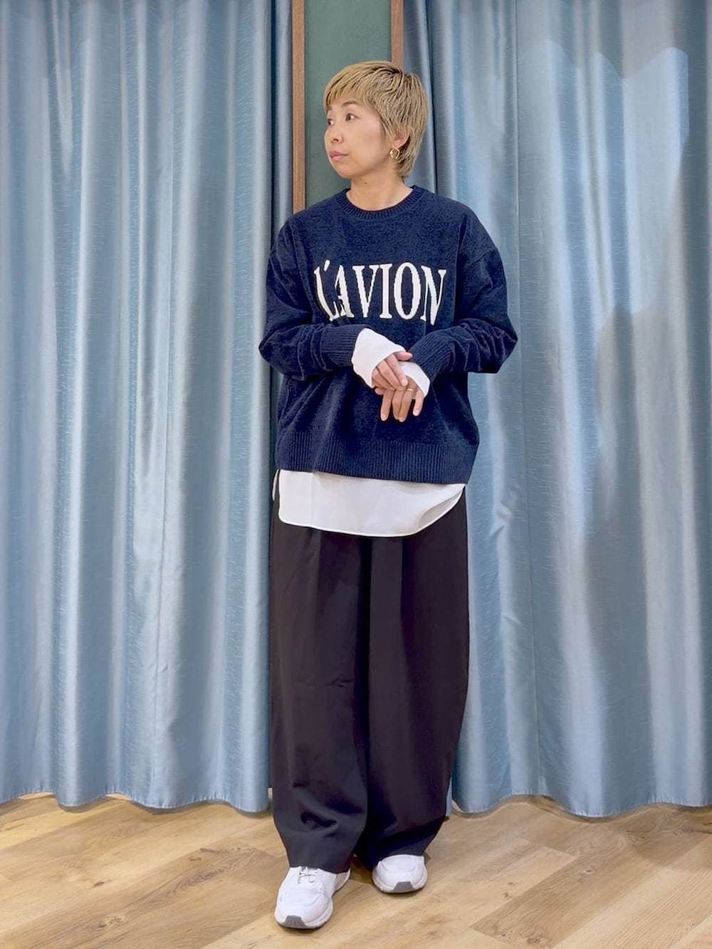 ブルー系のニット/セーター、ホワイト系のTシャツ/カットソー、ブラック系のその他パンツを着用したレディースの秋コーディネートの3枚目の写真