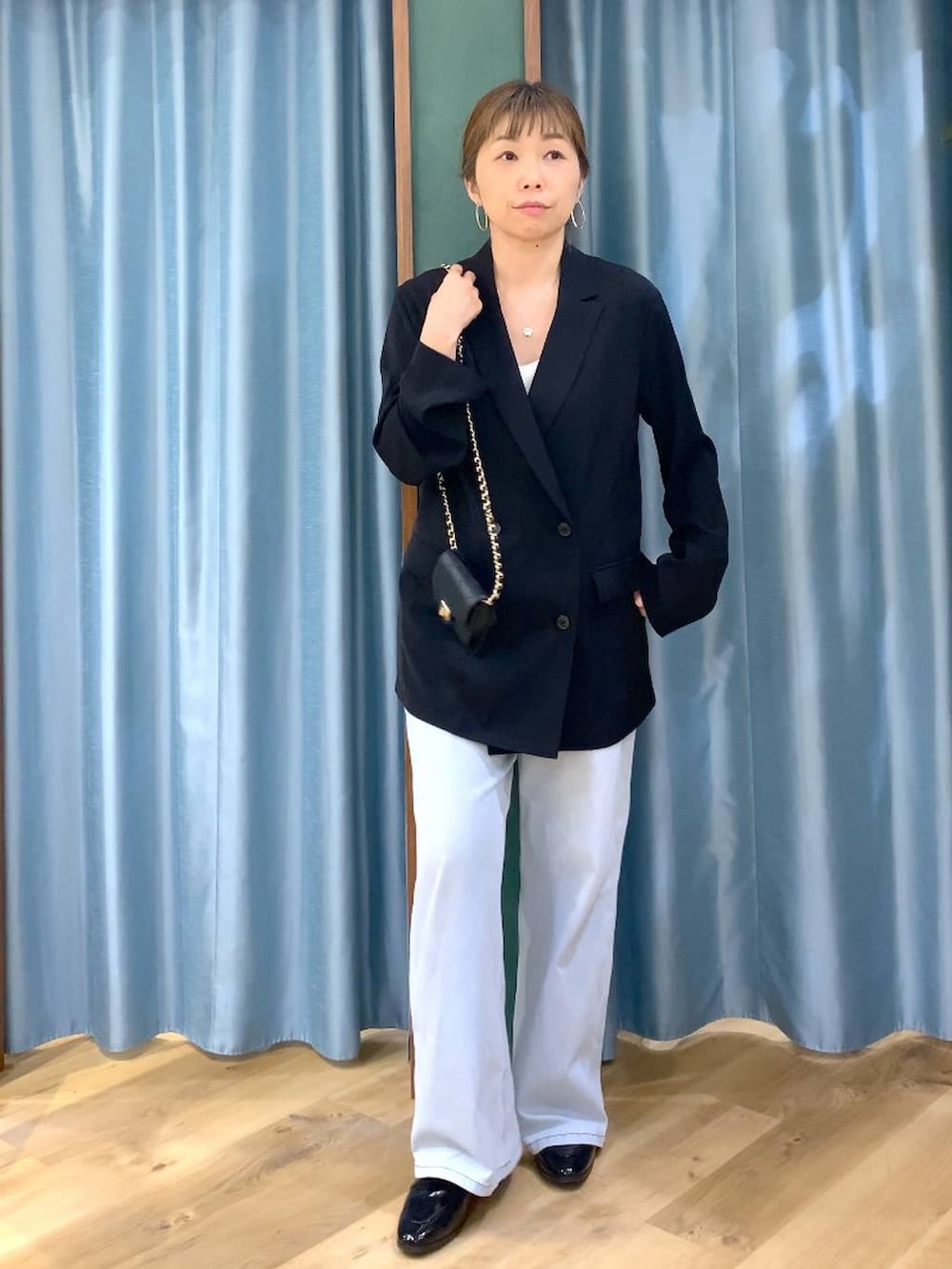 ホワイト系のその他トップス、ブルー系のデニムパンツ、ブラック系のテーラードジャケットを着用したレディースの冬コーディネートの3枚目の写真