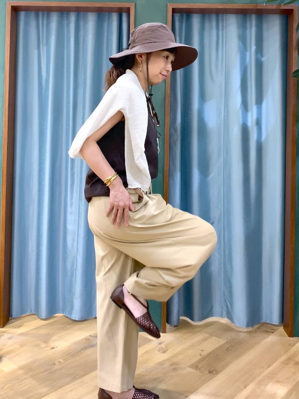ブラウン系のTシャツ/カットソー、ベージュ系のその他パンツ、ブラウン系のスリッポンを着用したレディースの春コーディネートの2枚目の写真