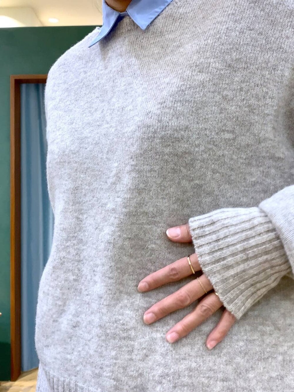 ブルー系のシャツ/ブラウス、ベージュ系のスリッポン、ベージュ系のニット/セーターを着用したレディースの冬コーディネートの9枚目の写真