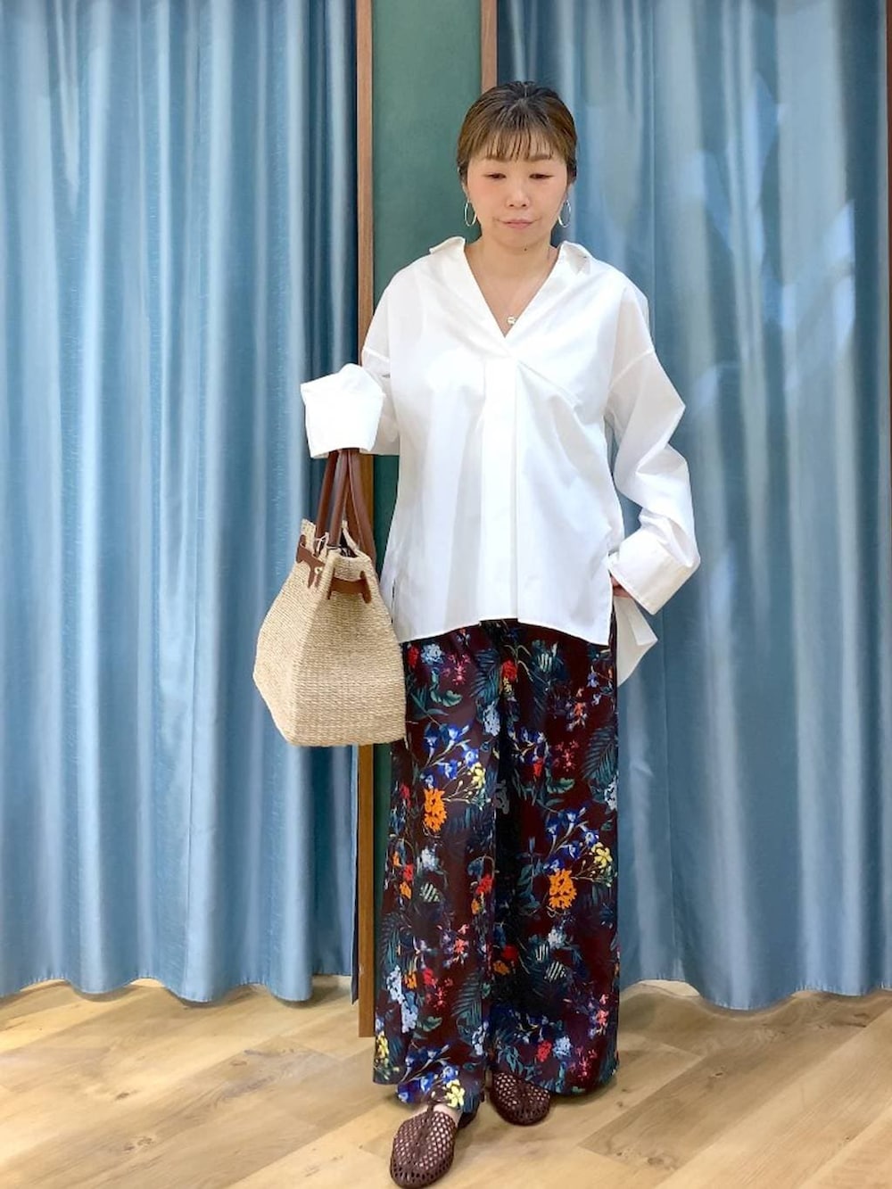 ホワイト系のシャツ/ブラウス、ブラウン系のその他パンツ、ベージュ系のかごバッグを着用したレディースの春コーディネートの5枚目の写真