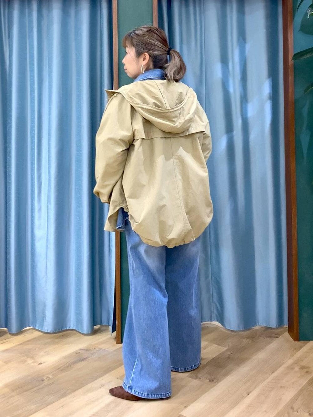 ブルー系のシャツ/ブラウス、ブラウン系のパンプス、ブルー系のデニムパンツを着用したレディースの春コーディネートの7枚目の写真