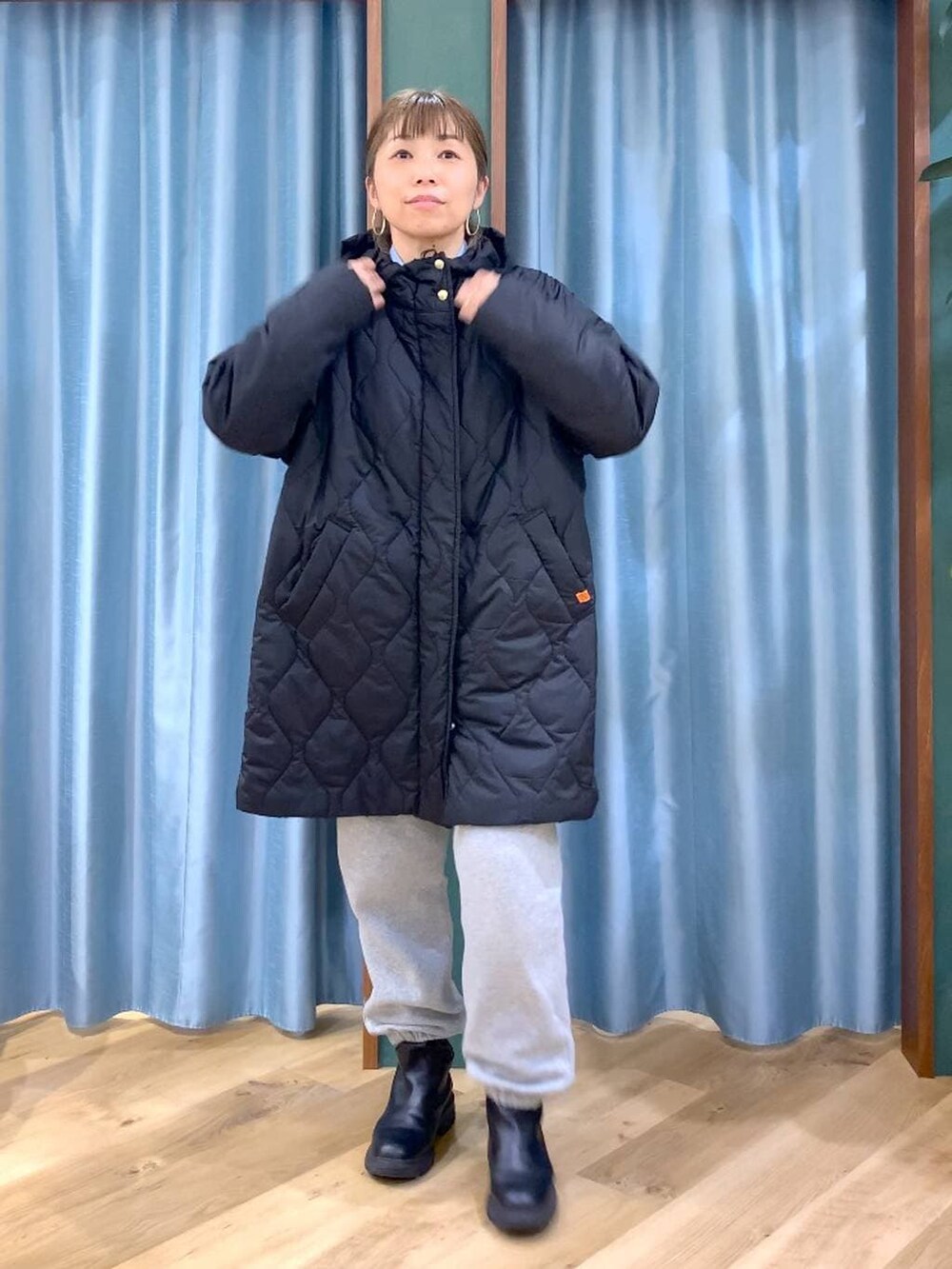 ブルー系のシャツ/ブラウス、ブラック系のブルゾン、グレー系のスウェットパンツを着用したレディースの冬コーディネートの10枚目の写真