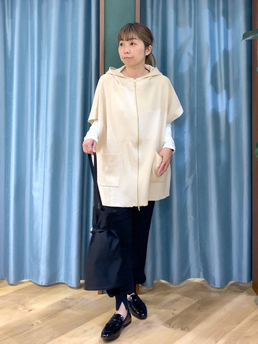 ホワイト系のベスト、ホワイト系のTシャツ/カットソー、ブラック系のその他パンツを着用したレディースの冬コーディネートの4枚目の写真