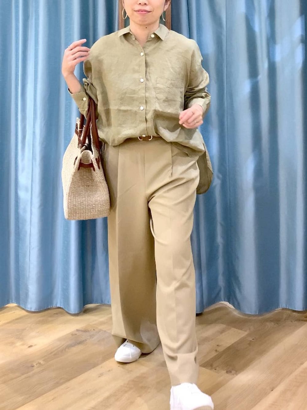 ベージュ系のシャツ/ブラウス、ブラウン系のスニーカー、ベージュ系のかごバッグを着用したレディースの春コーディネートの7枚目の写真