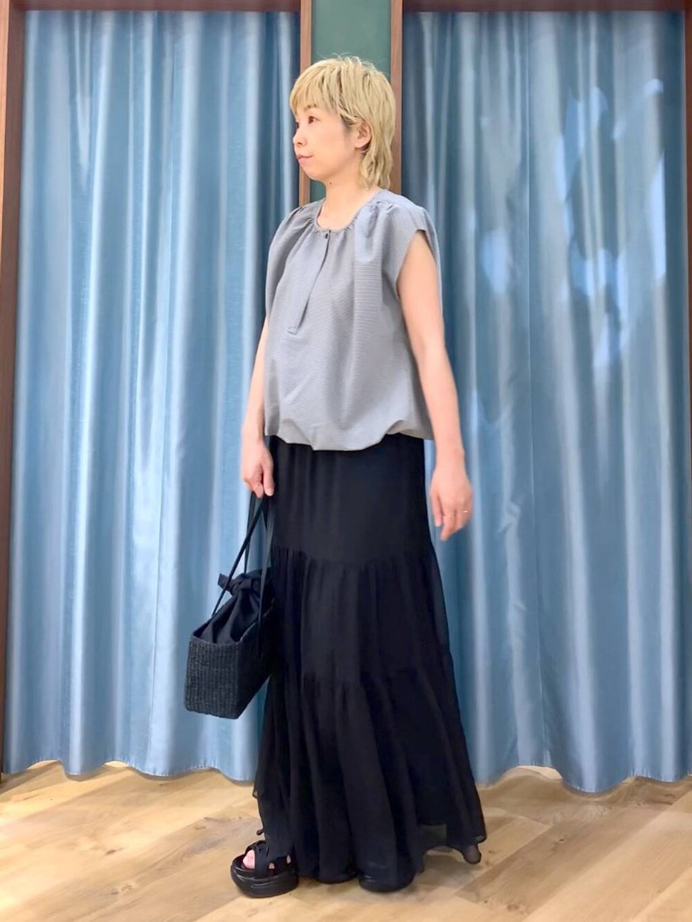 ブラック系のサンダル、ホワイト系のシャツ/ブラウス、ブラック系のスカートを着用したレディースの夏コーディネートの4枚目の写真