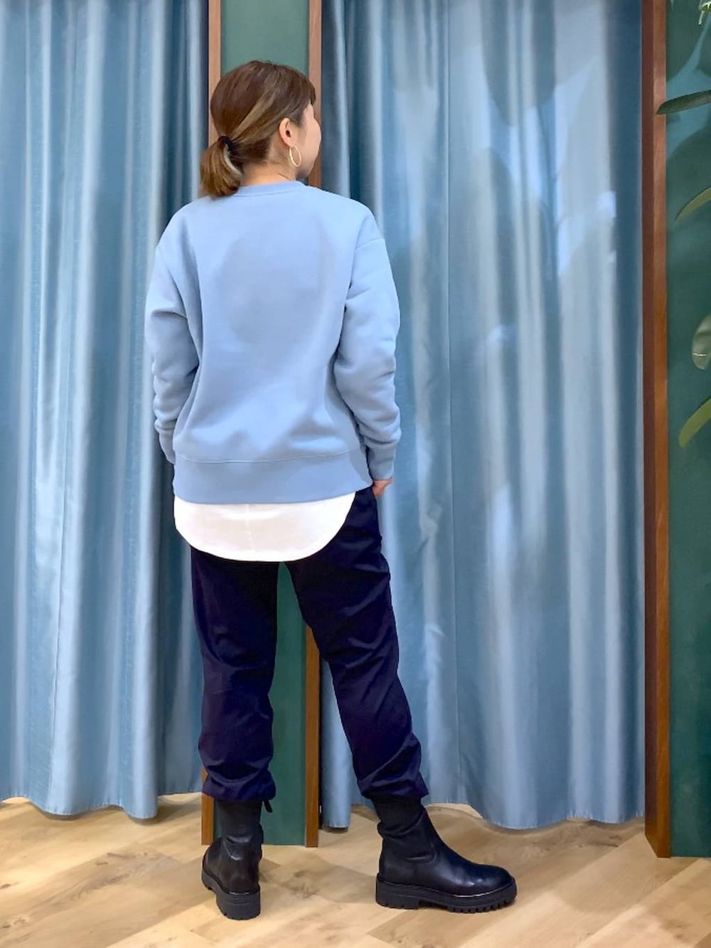 ブラック系のブーツ、ブルー系のその他パンツ、ホワイト系のTシャツ/カットソーを着用したレディースの冬コーディネートの5枚目の写真