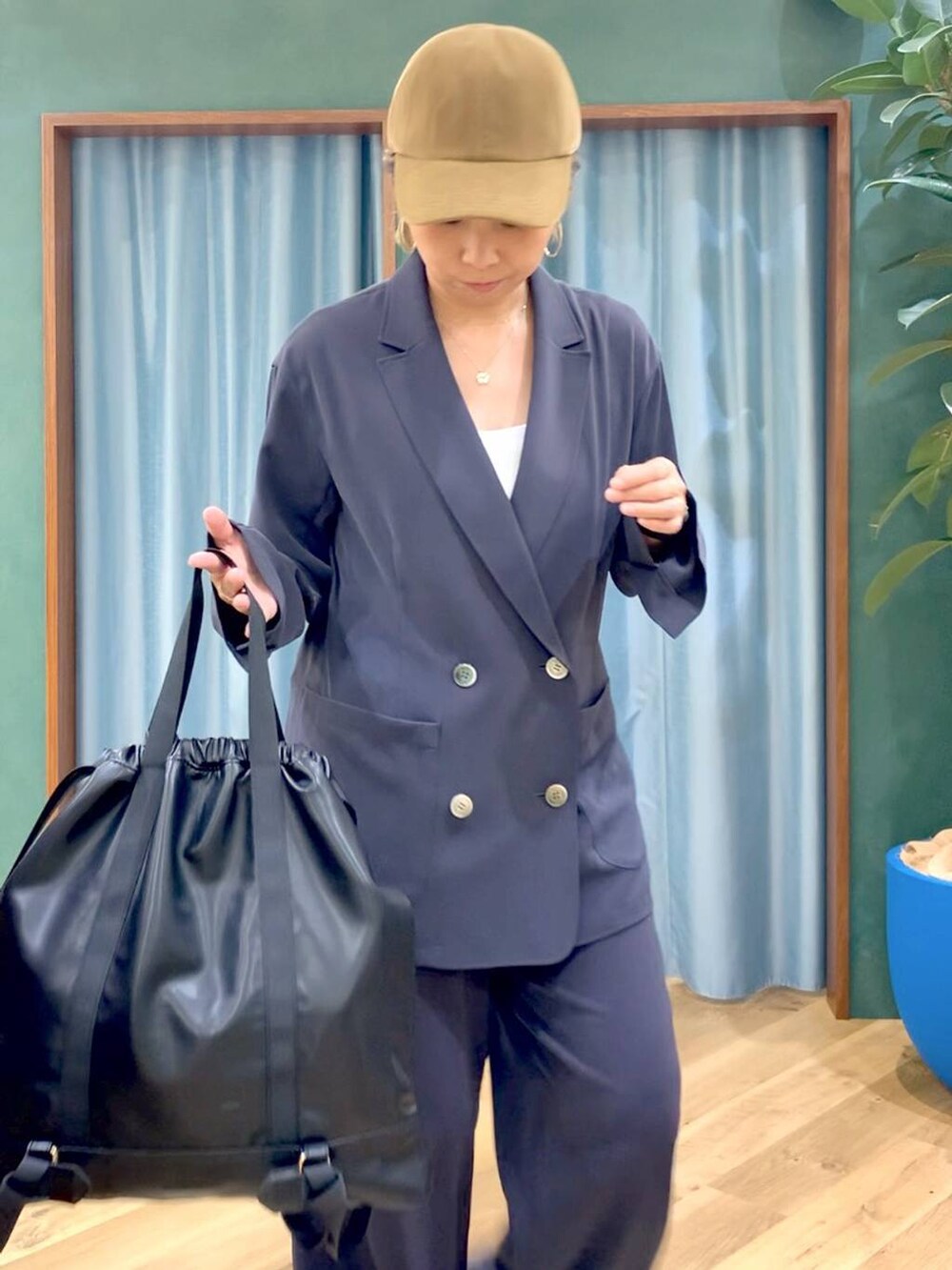 グレー系のその他パンツ、ブラック系のバックパック/リュック、グレー系のテーラードジャケットを着用したレディースの秋コーディネートの5枚目の写真