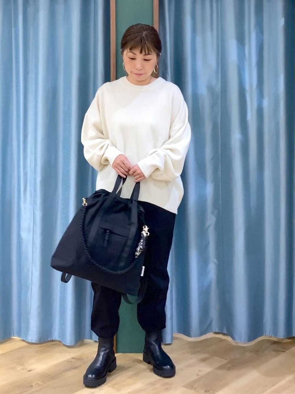 ブラック系のブーツ、ブラック系のバックパック/リュック、ブラック系のその他パンツを着用したレディースの秋コーディネートの2枚目の写真