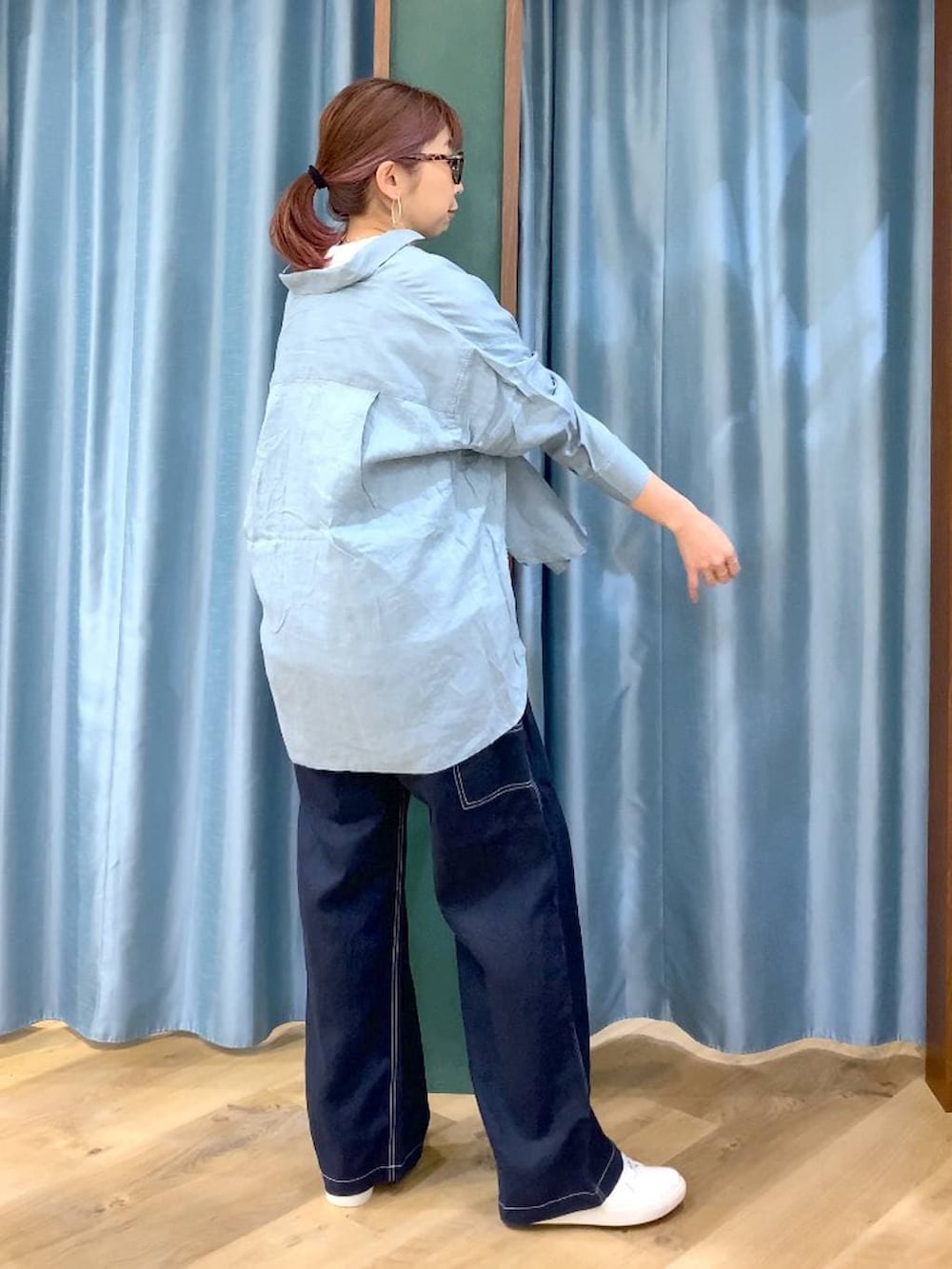 グリーン系のシャツ/ブラウス、ブルー系のその他パンツ、ホワイト系のTシャツ/カットソーを着用したレディースの春コーディネートの6枚目の写真