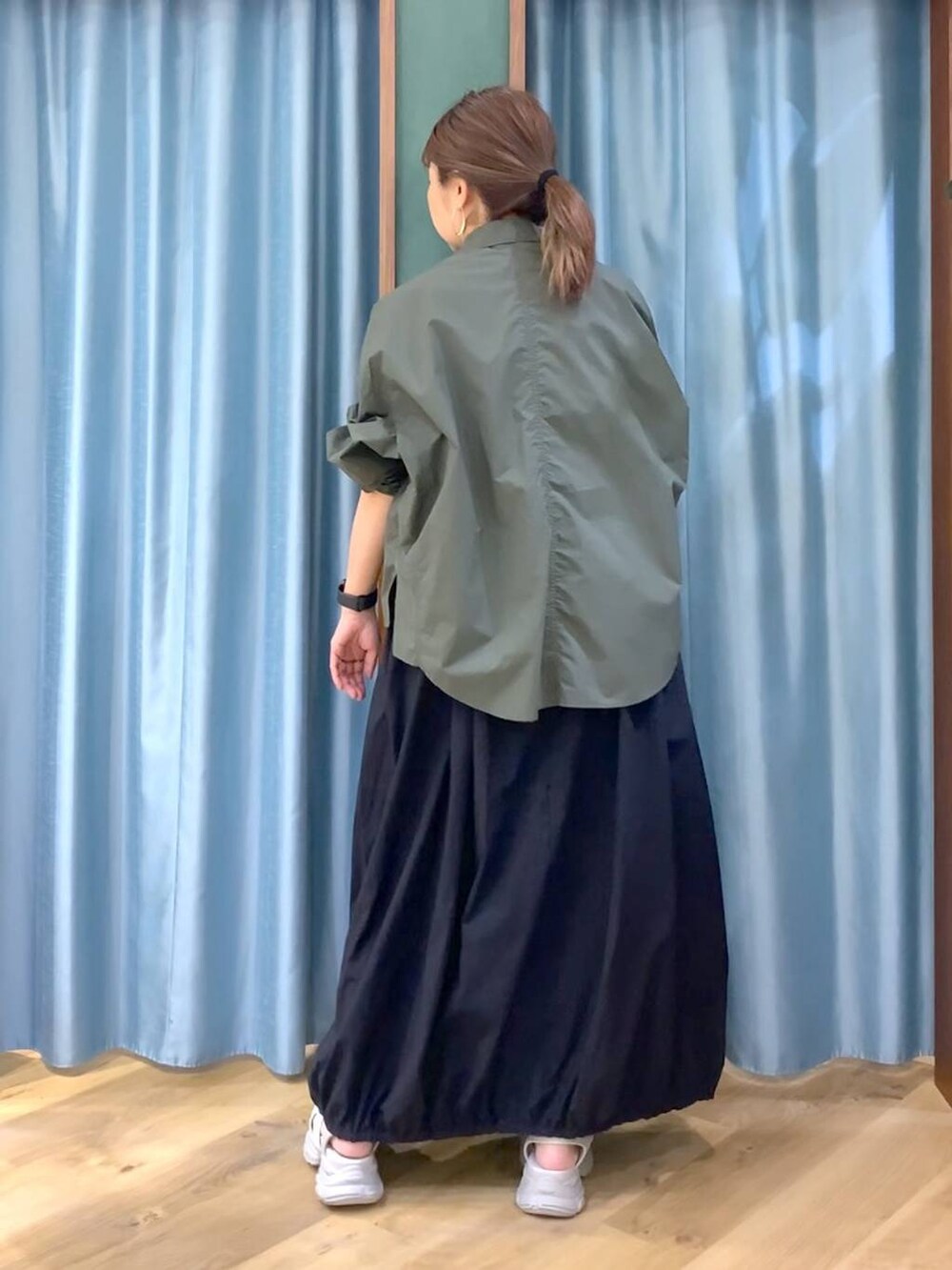 ホワイト系のTシャツ/カットソー、グリーン系のシャツ/ブラウス、グレー系のサンダルを着用したレディースの春コーディネートの5枚目の写真