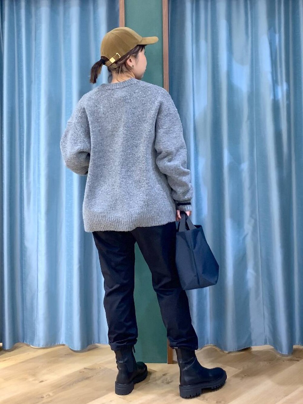 ブラック系のブーツ、ブルー系のトートバッグ、ブラック系のシャツ/ブラウスを着用したレディースの秋コーディネートの4枚目の写真