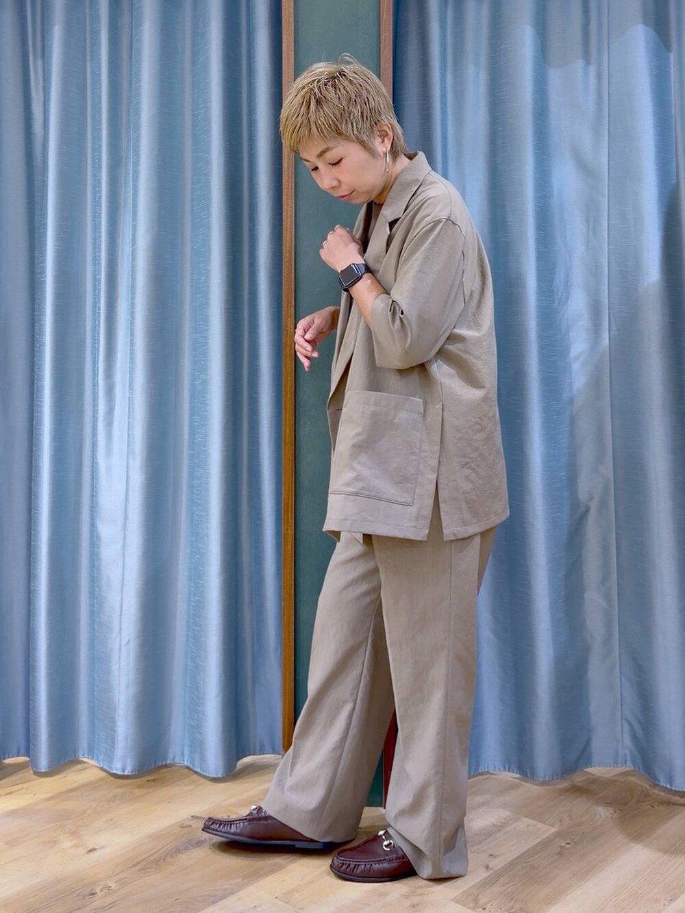 ブラウン系のローファー、ベージュ系のその他パンツ、ベージュ系のテーラードジャケットを着用したレディースの夏コーディネートの4枚目の写真