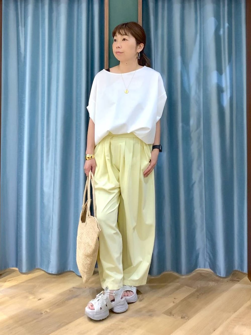 ホワイト系のTシャツ/カットソー、イエロー系のその他パンツ、グレー系のサンダルを着用したレディースの春コーディネートの5枚目の写真