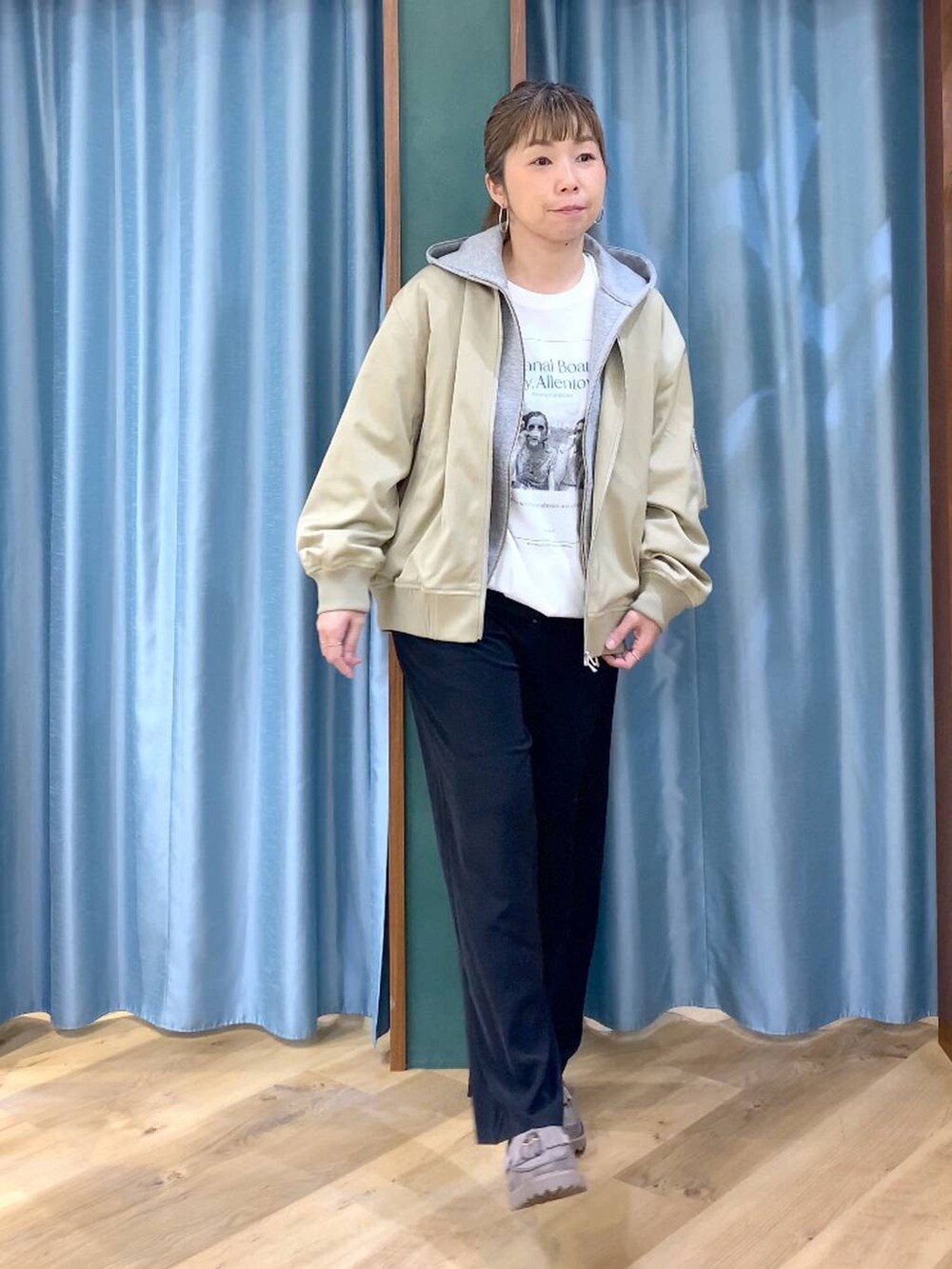 ブラック系のその他パンツ、グレー系のローファー、グレー系のパーカーを着用したレディースの春コーディネートの2枚目の写真