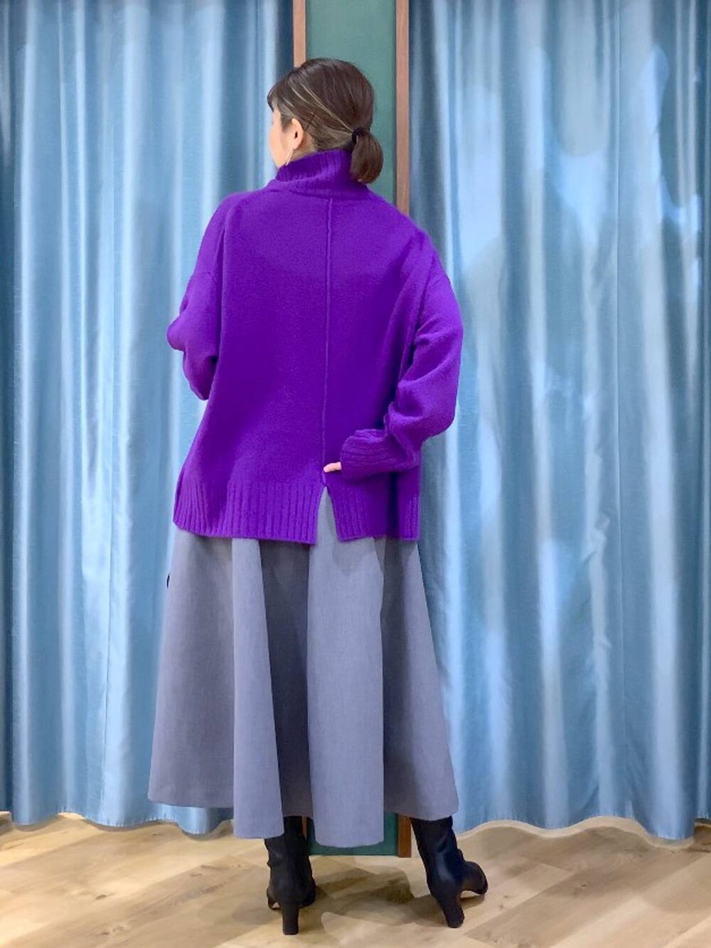 ブラック系のトートバッグ、グレー系のスカート、ブラック系のブーツを着用したレディースの秋コーディネートの7枚目の写真