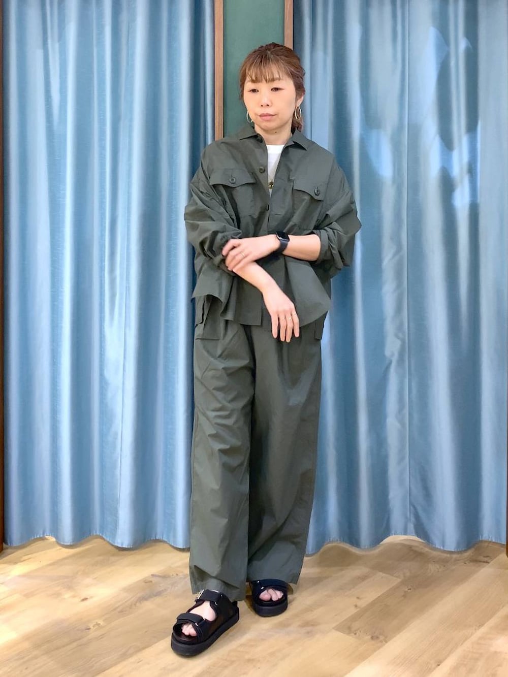 グリーン系のシャツ/ブラウス、ホワイト系のTシャツ/カットソー、グリーン系のその他パンツを着用したレディースの春コーディネートの5枚目の写真