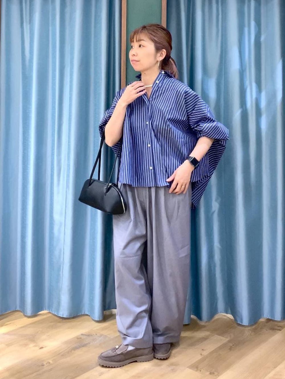 グレー系のローファー、グレー系のその他パンツ、ブルー系のシャツ/ブラウスを着用したレディースの春コーディネートの5枚目の写真